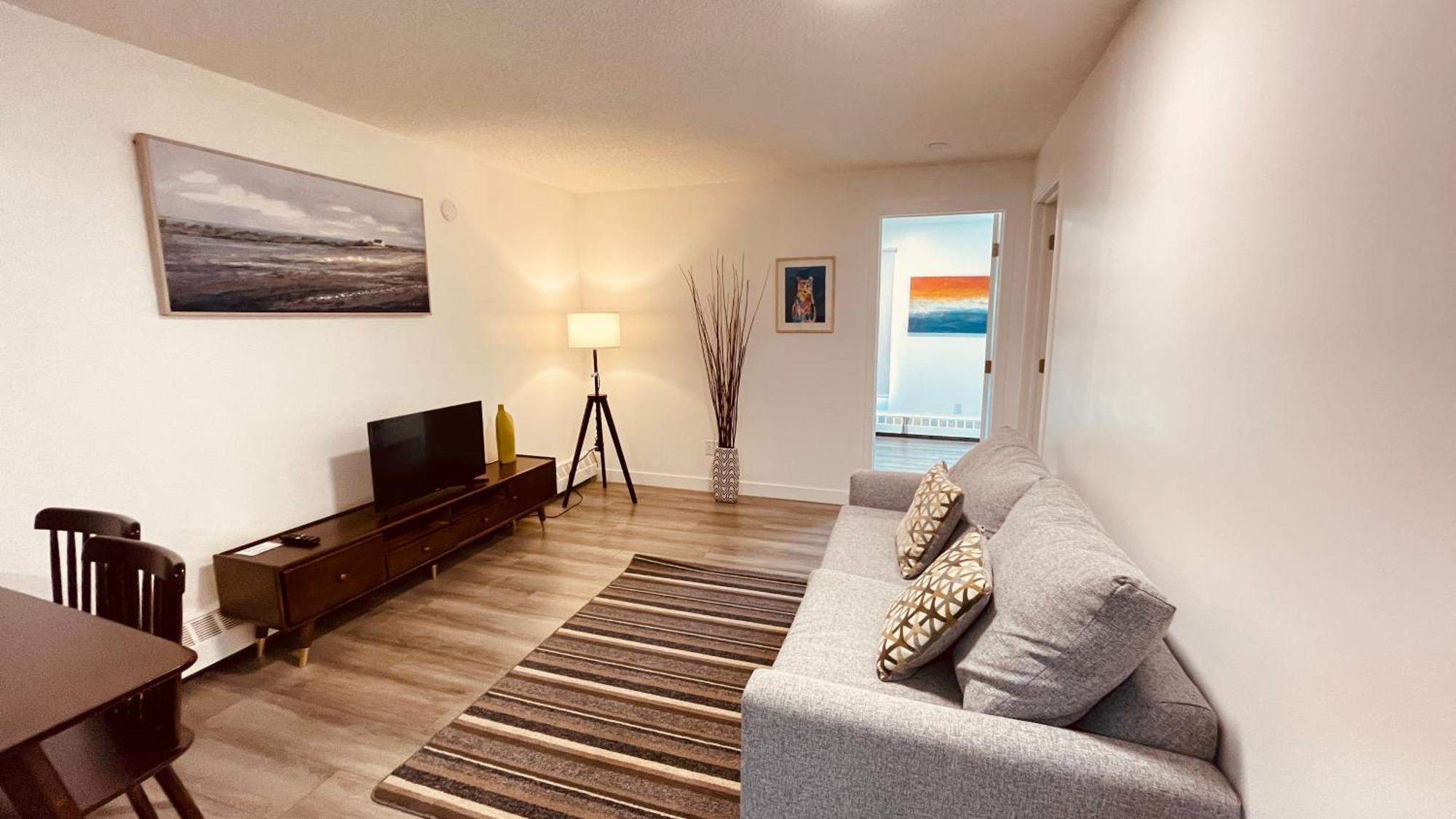 #202 Cozy Mountain View 2 Bedrooms In Dt แคนมอร์ ภายนอก รูปภาพ