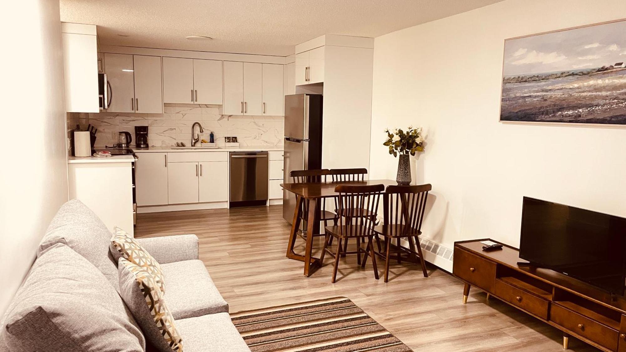 #202 Cozy Mountain View 2 Bedrooms In Dt แคนมอร์ ภายนอก รูปภาพ